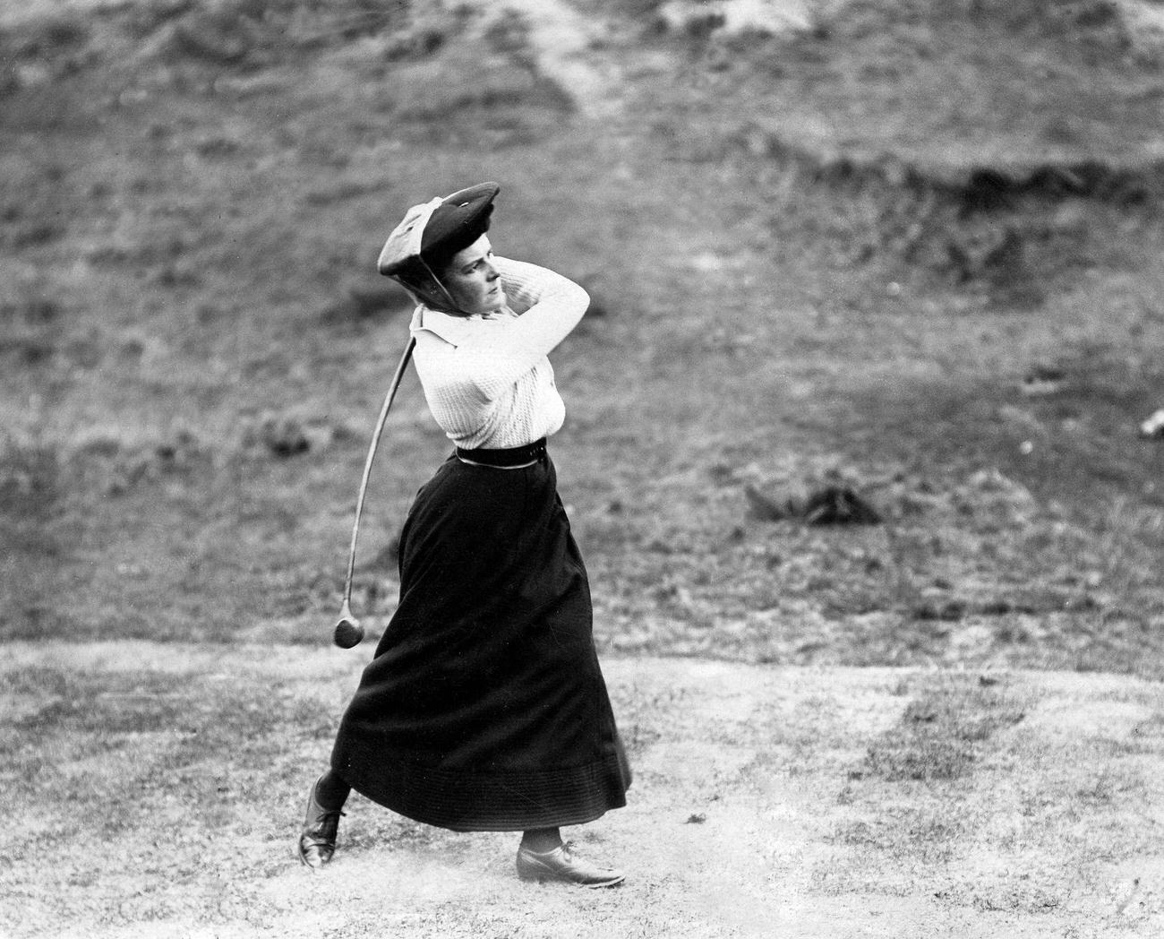 Woman playing golf, ‘Praktische Berlinerin,’ 1906.