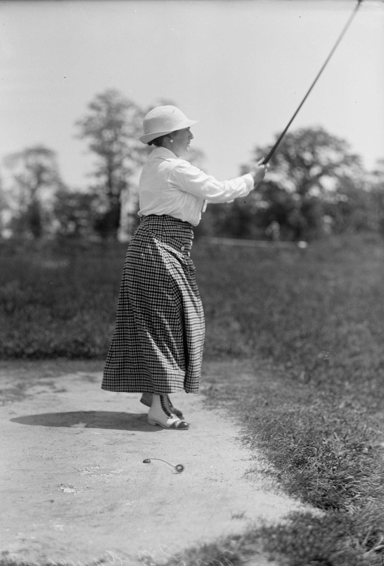 Mrs. L.O. Cameron playing golf, 1913, artist Harris &; Ewing.