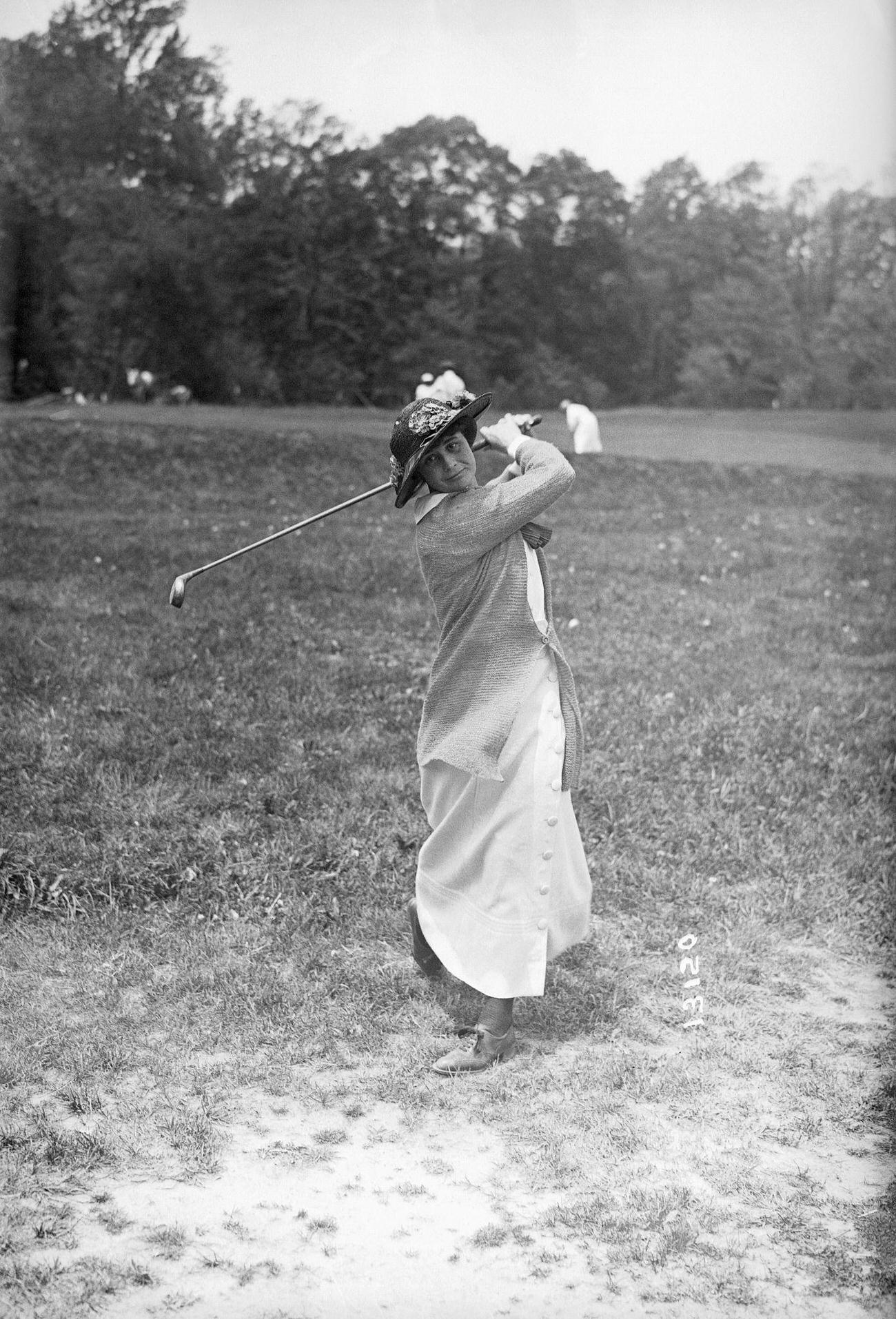 Lillian B. Hyde at Women’s Metropolitan Golf Championship, West Orange, NJ, 1914.