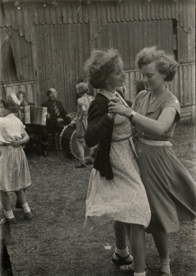 #25 Dance, 1940s
