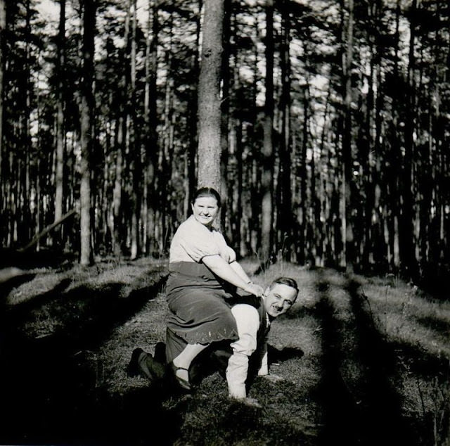 #33 Piggyback, 1940s