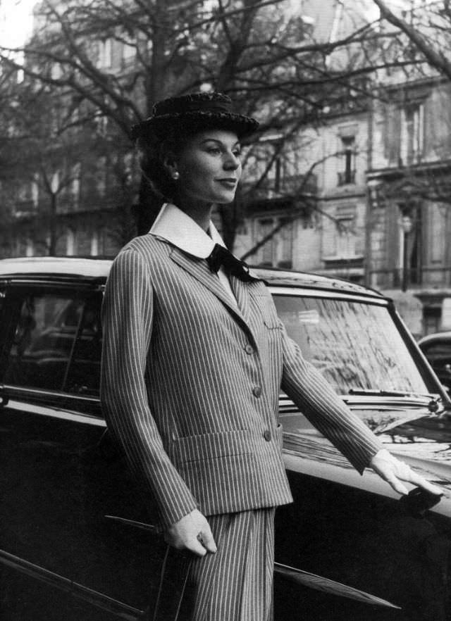 #32 Stella in a suit by Jacques Fath, 1955.