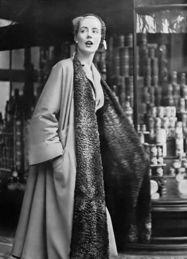 #21 Pat O’Reilly in a reversible coat by Bradleys, Harper’s Bazaar UK, November 1951.