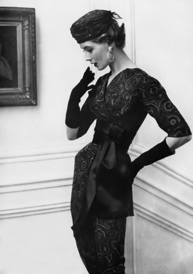 #40 Pat O’Reilly in a tortoiseshell chiffon dress by Jacques Fath, September 1953.