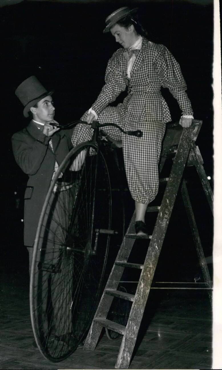 The Penny-Farthing Era Captured in Timeless Vintage Cycling Photographs Inventions