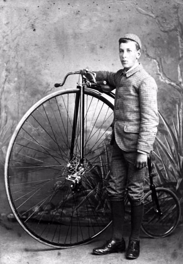 The Penny-Farthing Era Captured in Timeless Vintage Cycling Photographs Inventions