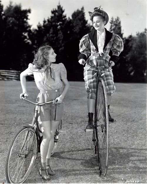 The Penny-Farthing Era Captured in Timeless Vintage Cycling Photographs Inventions