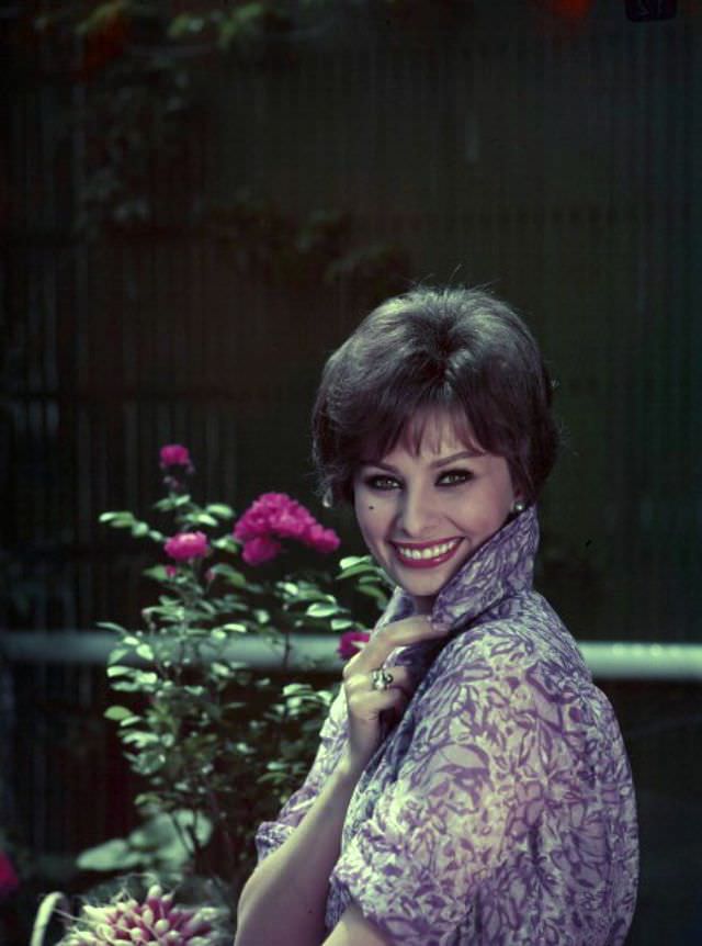 #39 Sophia Loren at home in Paris, May 1959.