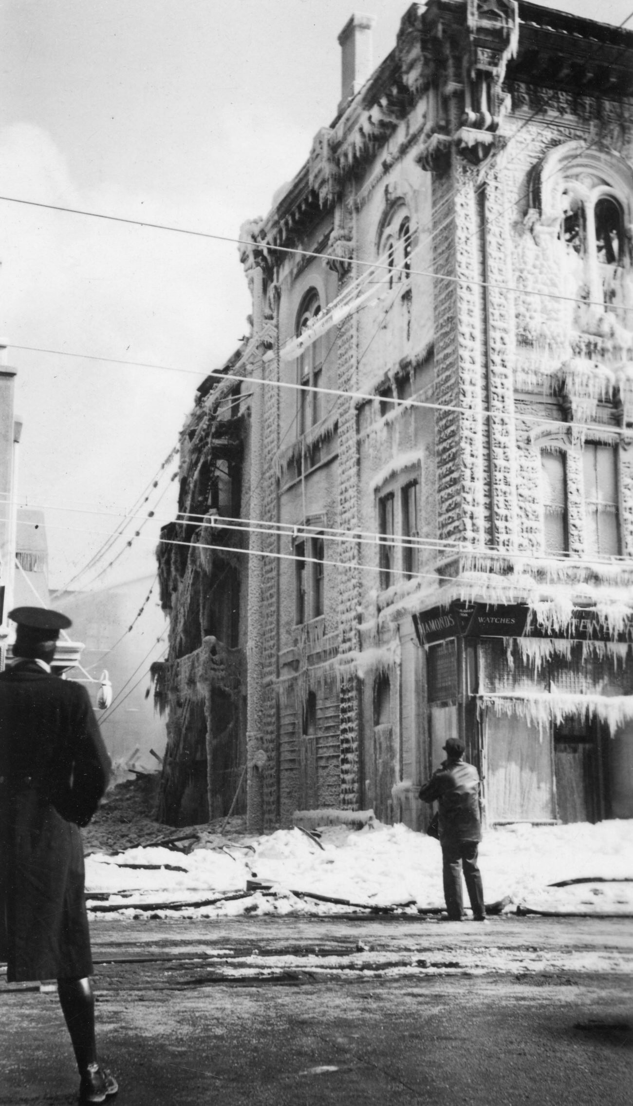 #2 Oddfellows Hall building fire in 1936, with firefighter casualties, 1936.