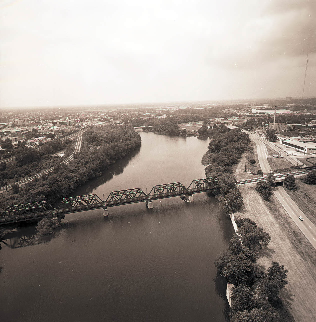 #67 Aerial views near the Scioto and Olentangy River confluence, looking west and southwest, 1984.
