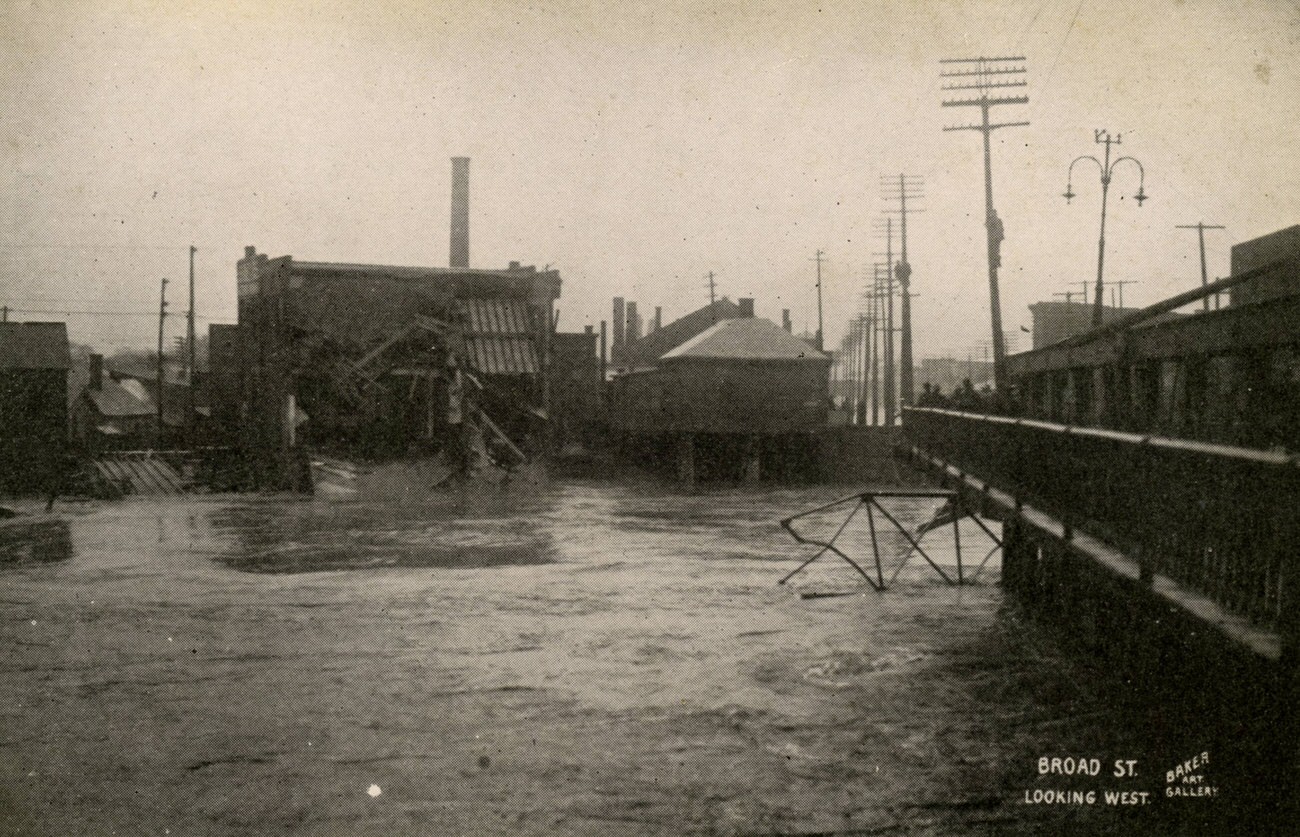 #45 Broad Street looking west along the Broad Street Bridge during the 1913 flood, 1913.