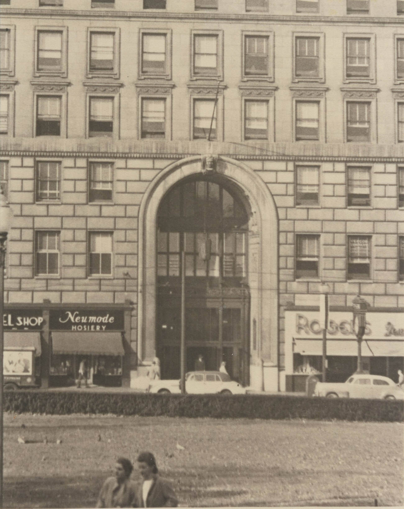 #30 Huntington National Bank building, photograph of High Street entrance, 1940s
