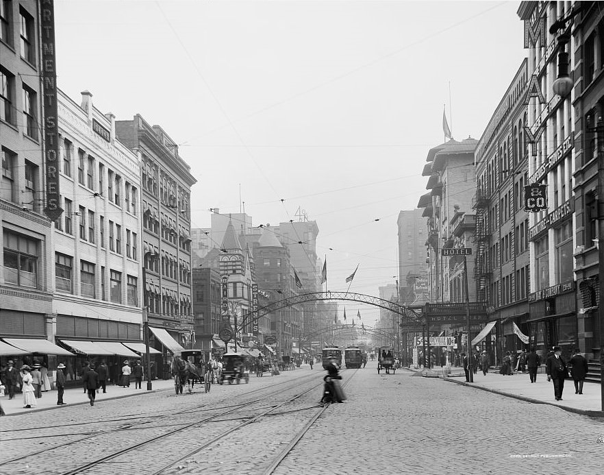 #142 High Street south from Chestnut Street, Columbus, Ohio, 1900s