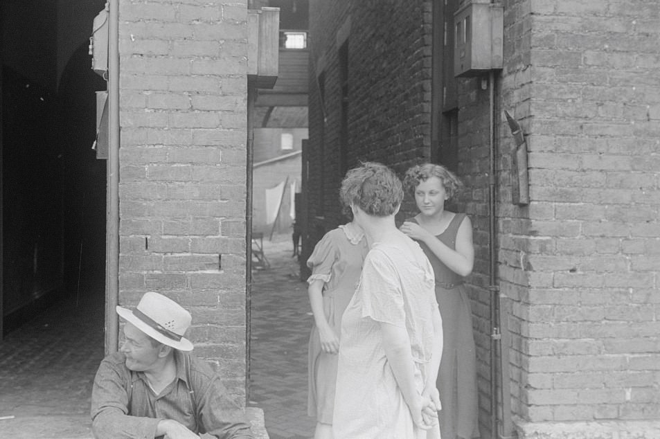 #40 Street scene in Columbus, Ohio, August 1938.