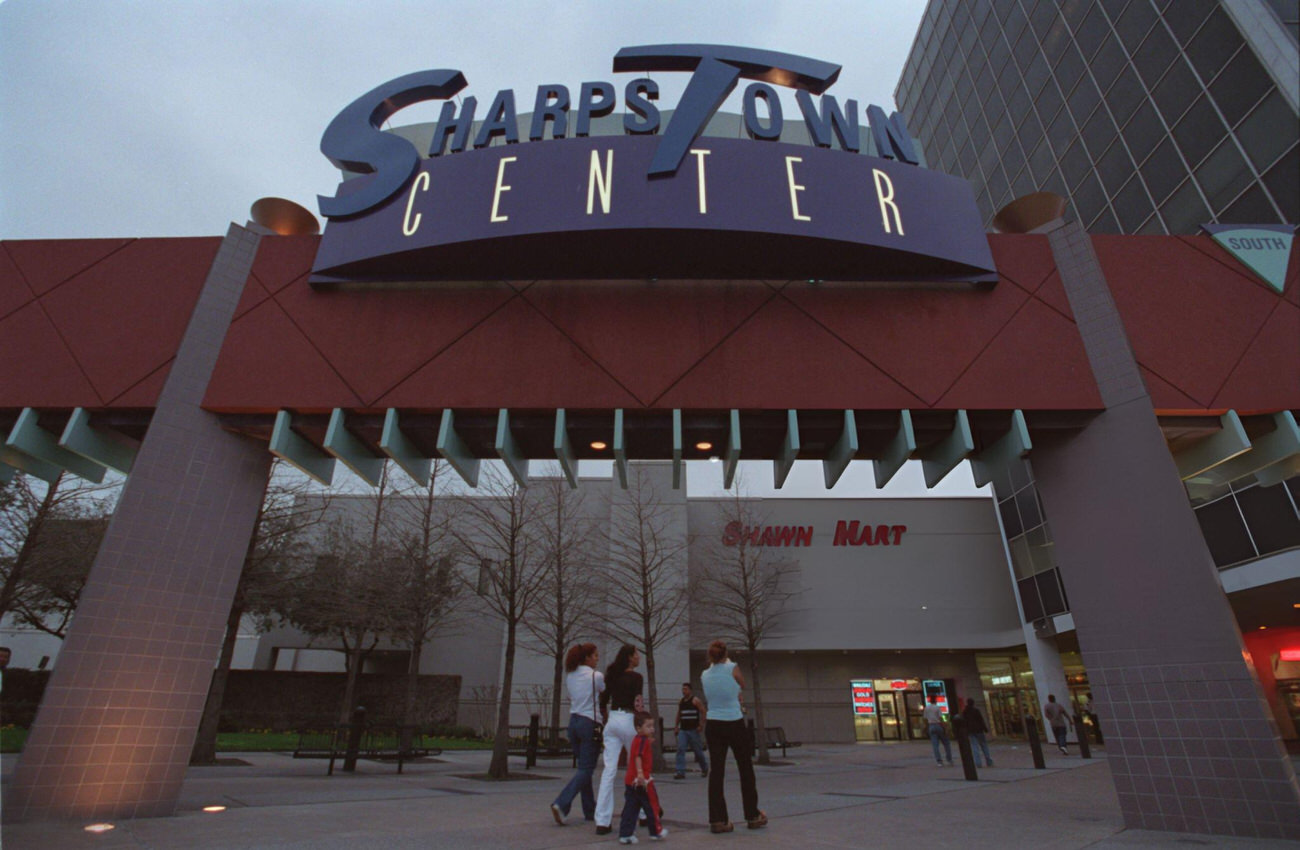 #28 Exterior of Sharpstown Mall following foreclosure and attempts at revitalization, Houston, Texas, 2001.