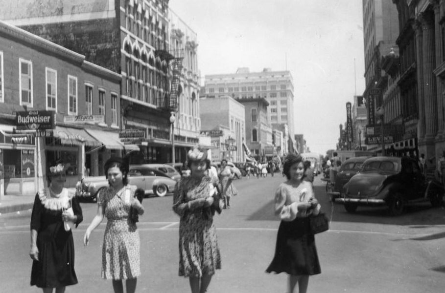 #27 Club Chapultepec selling war bonds, Houston, 1940