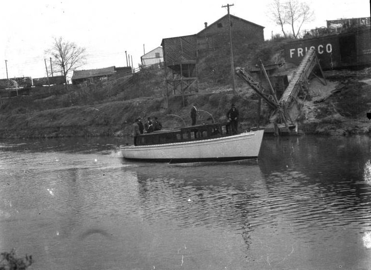 #55 Hudie yacht underway in Buffalo Bayou, Houston, 1906.