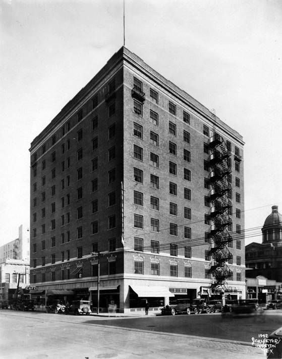 #18 State Building & Loan Association with automobiles, Houston, 1940s