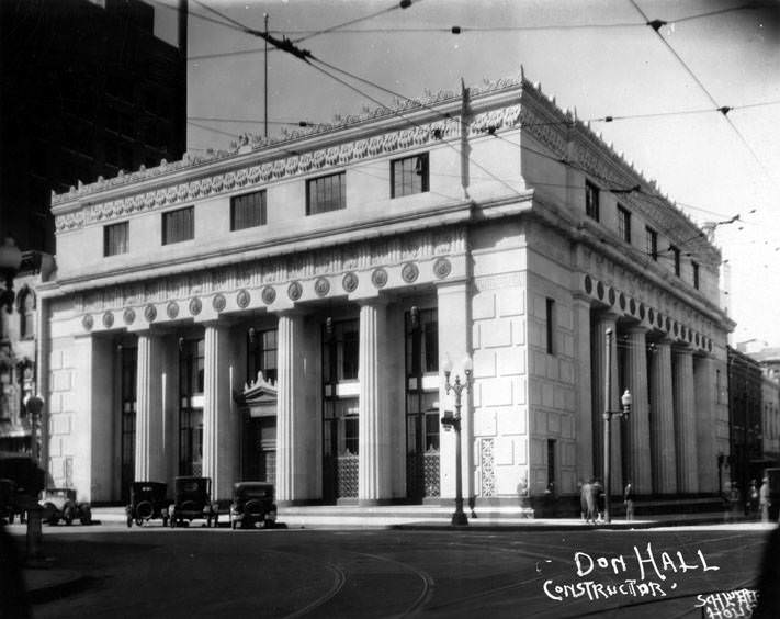 #25 Houston National Bank at Main and Franklin Streets, 1930s