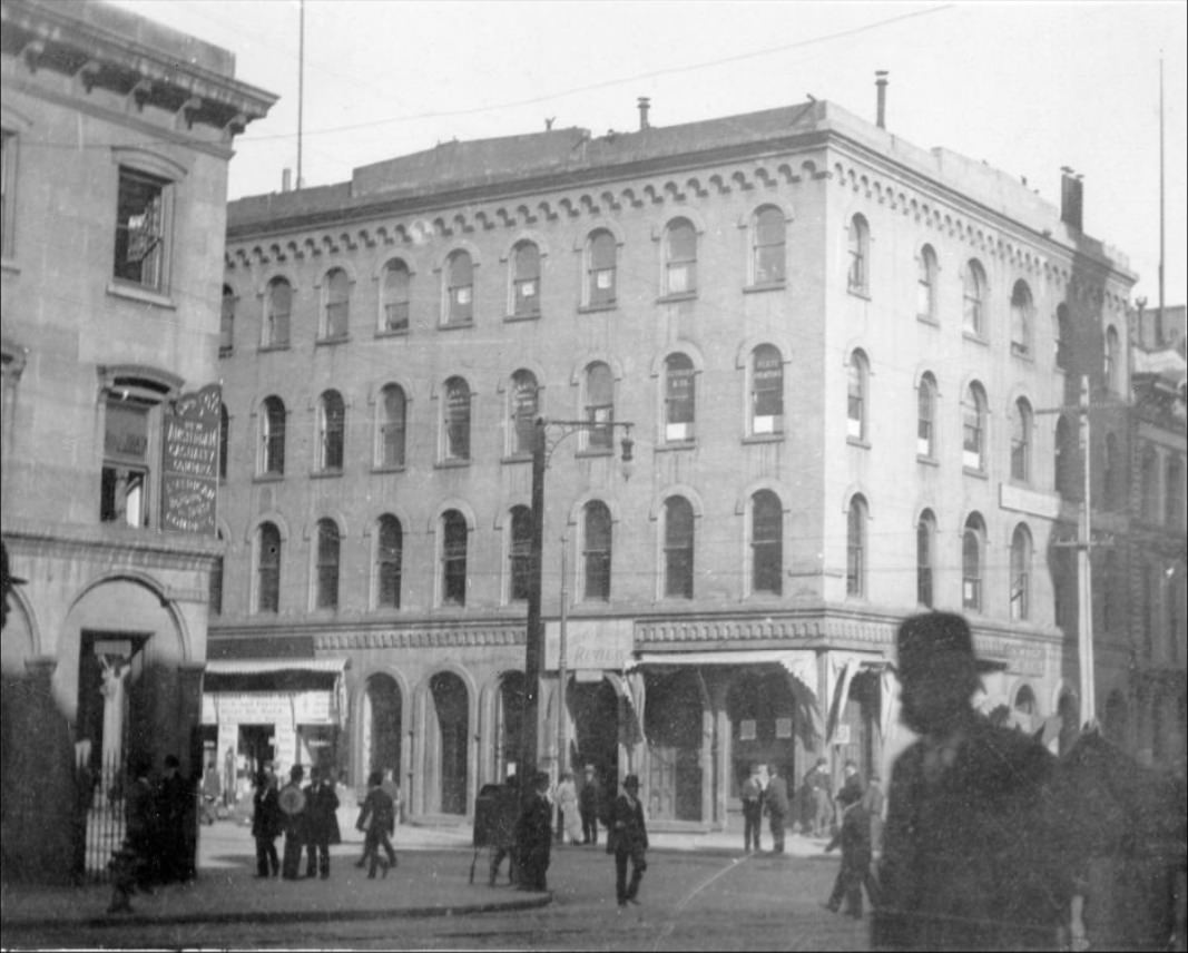 #32 California at Montgomery Street, 1899