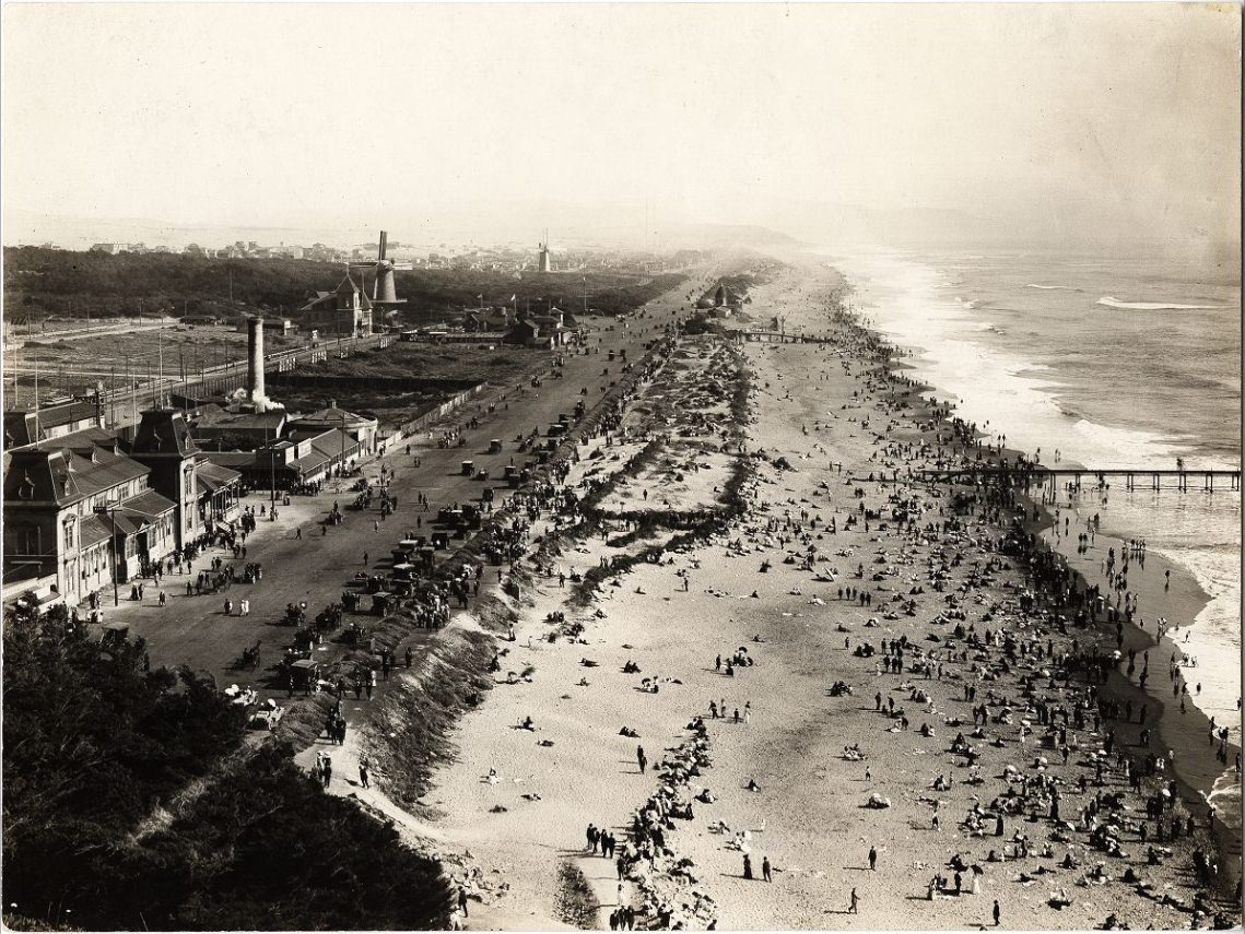 #118 Crowds gathering on Ocean Beach, early 1900s