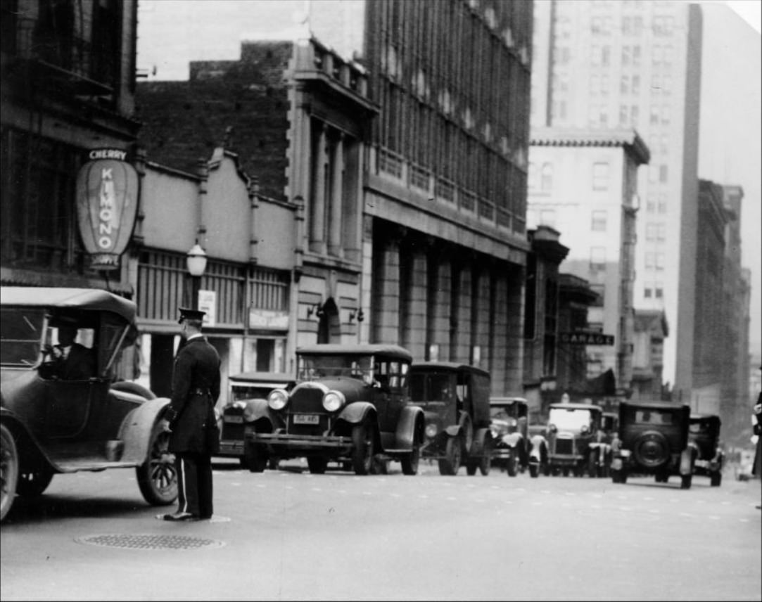 #40 Bush Street and Grant Avenue in 1928.