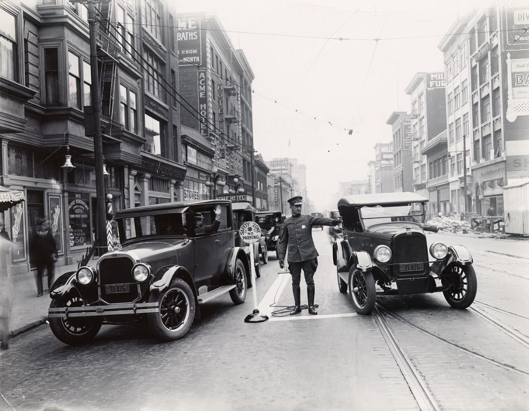 #187 Policeman directing traffic at Mission and 4th streets, 1925