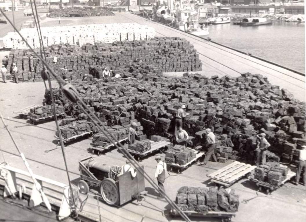 #94 Men working at the waterfront in the 1930s