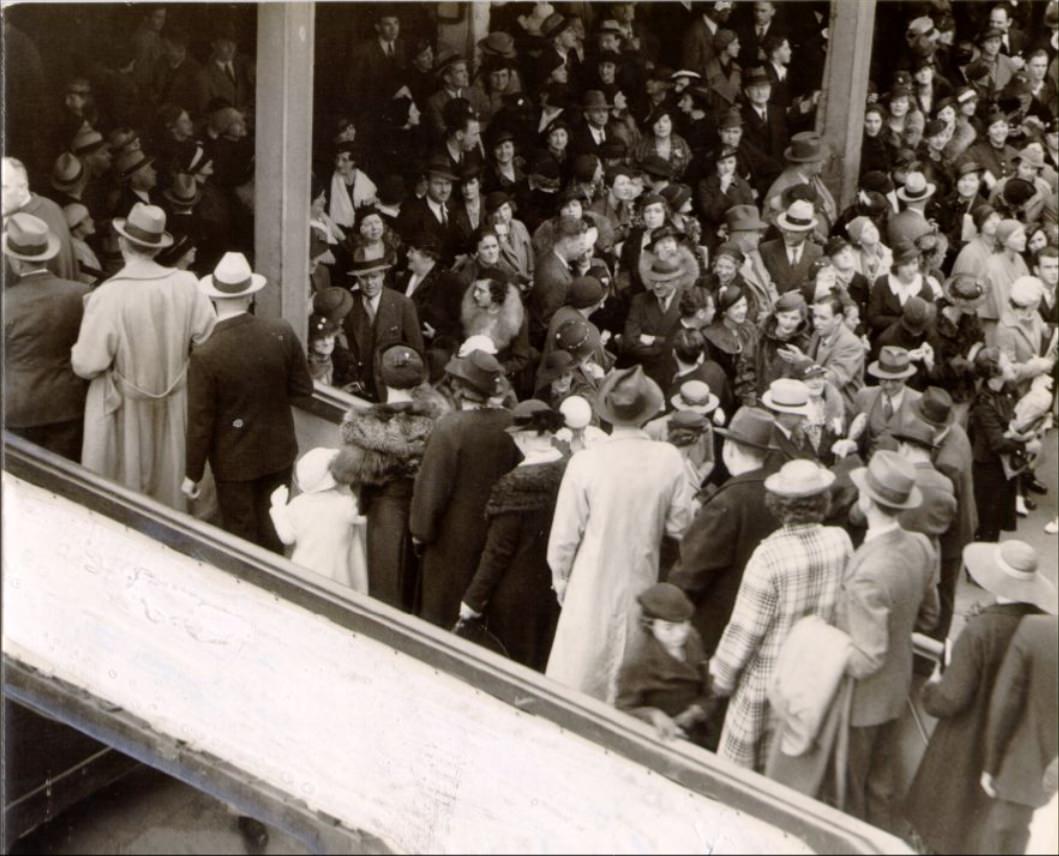 #116 Crowd at the waterfront, 1935