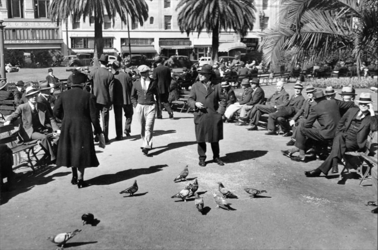 #124 People relaxing in Union Square, 1939