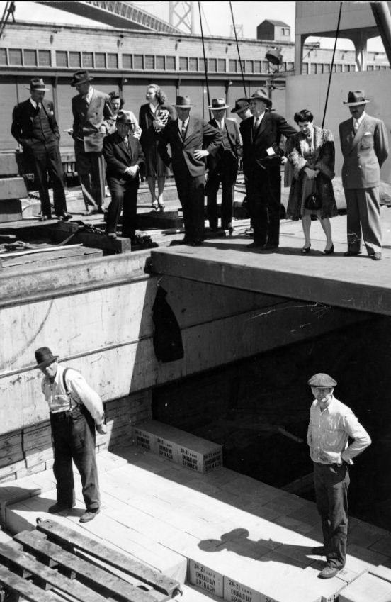 #134 President Truman’s fact-finding board watching longshoremen at work, 1946