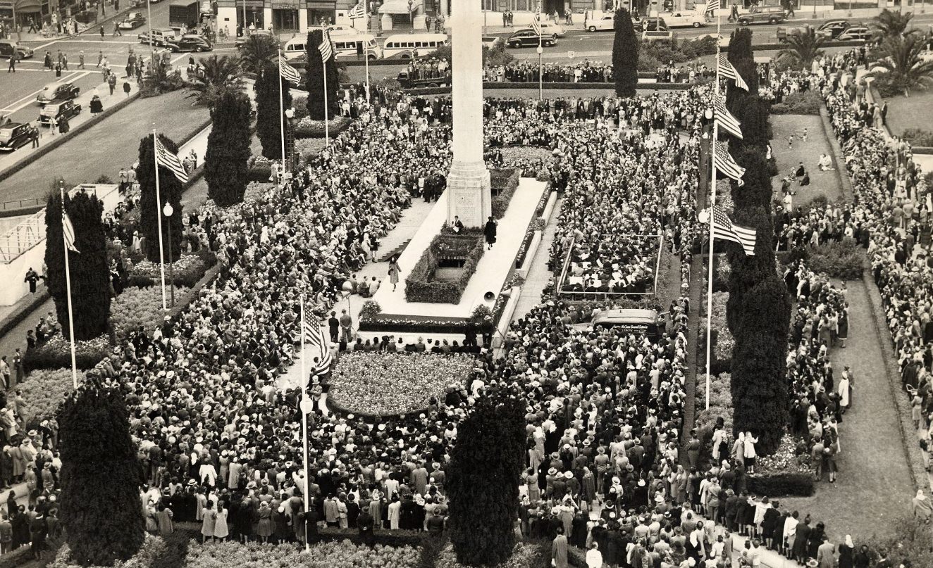 #18 Fashion show in Union Square Park, 1947