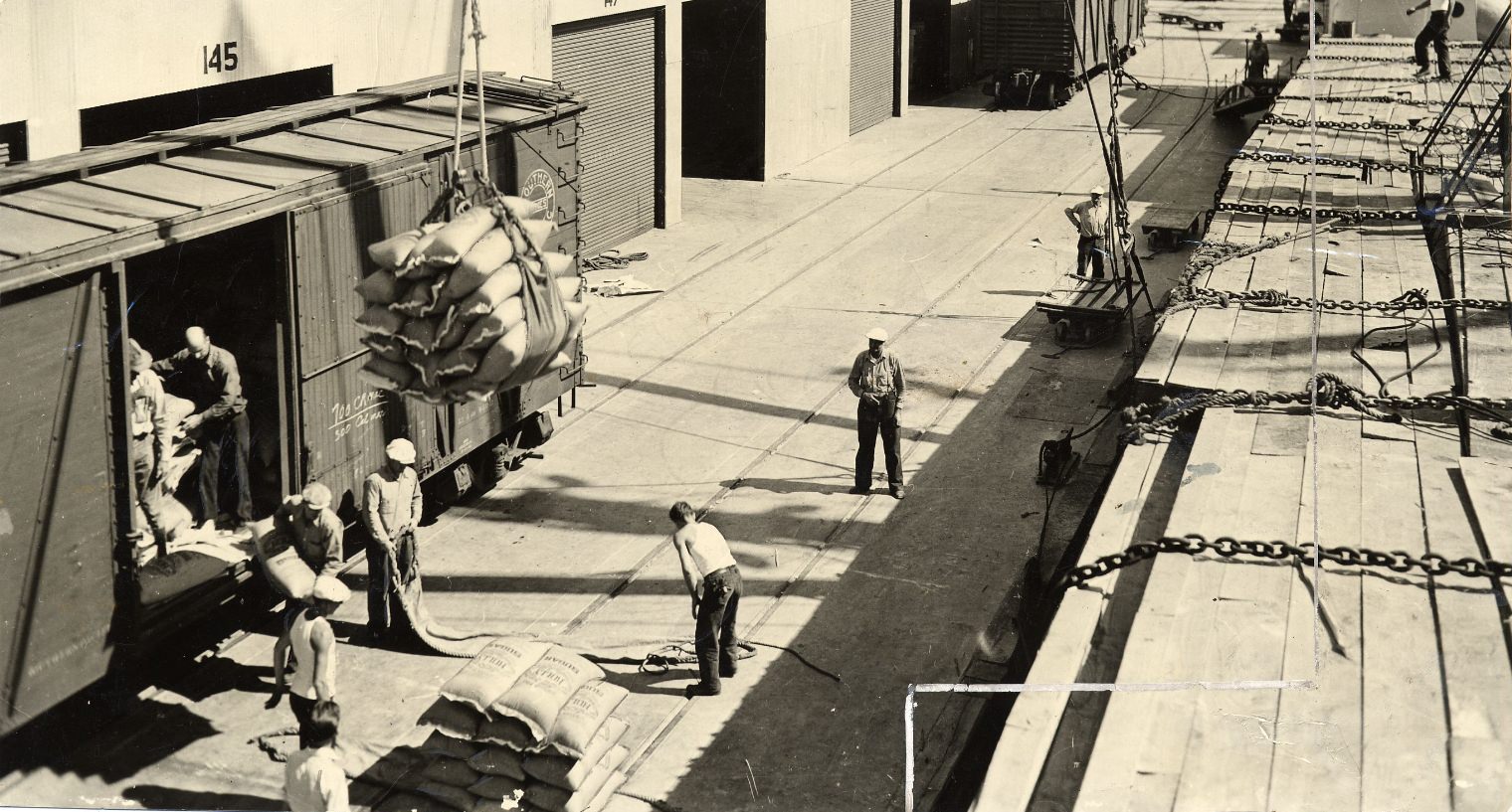 #172 Longshoremen loading and unloading, 1941