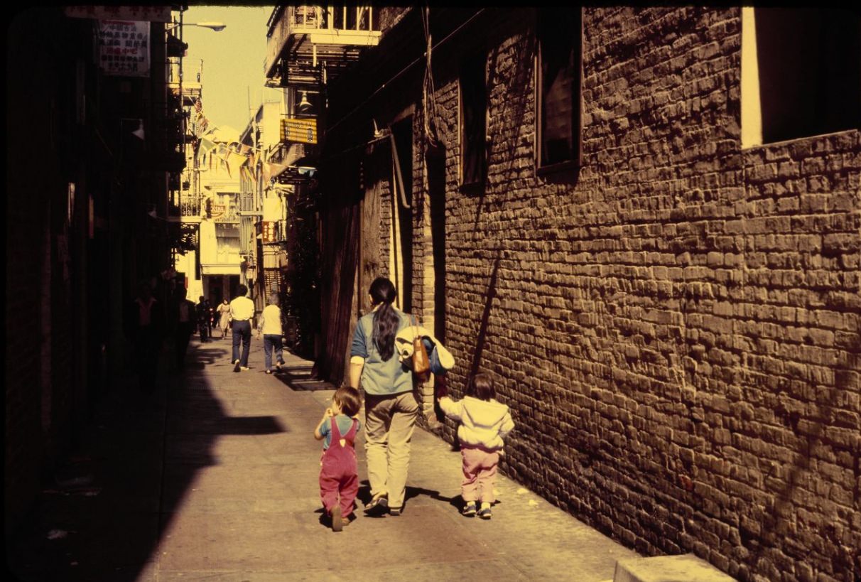 #81 Chinatown alley at Wentworth Place and Jackson Street, 1984.