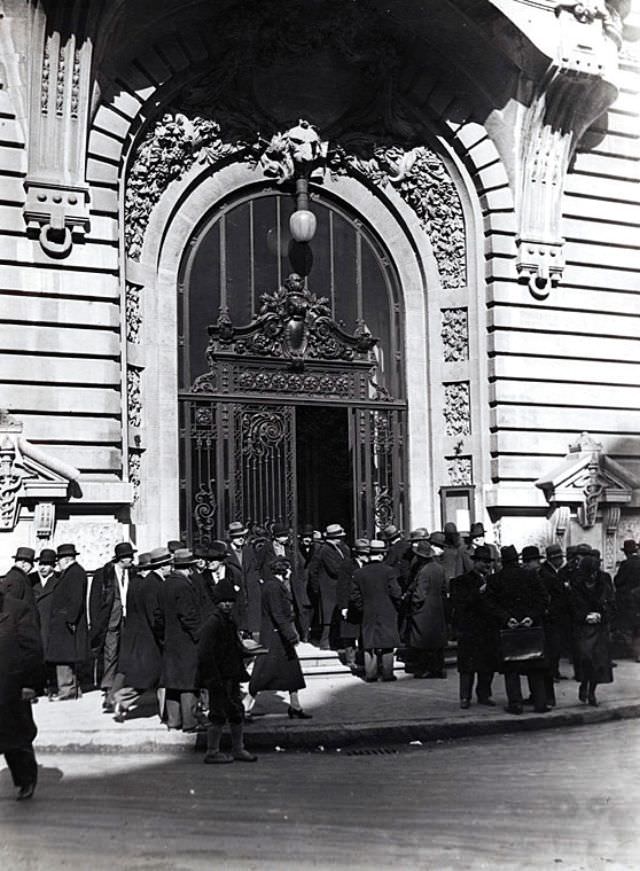 #25 Palace of the Chamber of Commerce entrance, 1920s