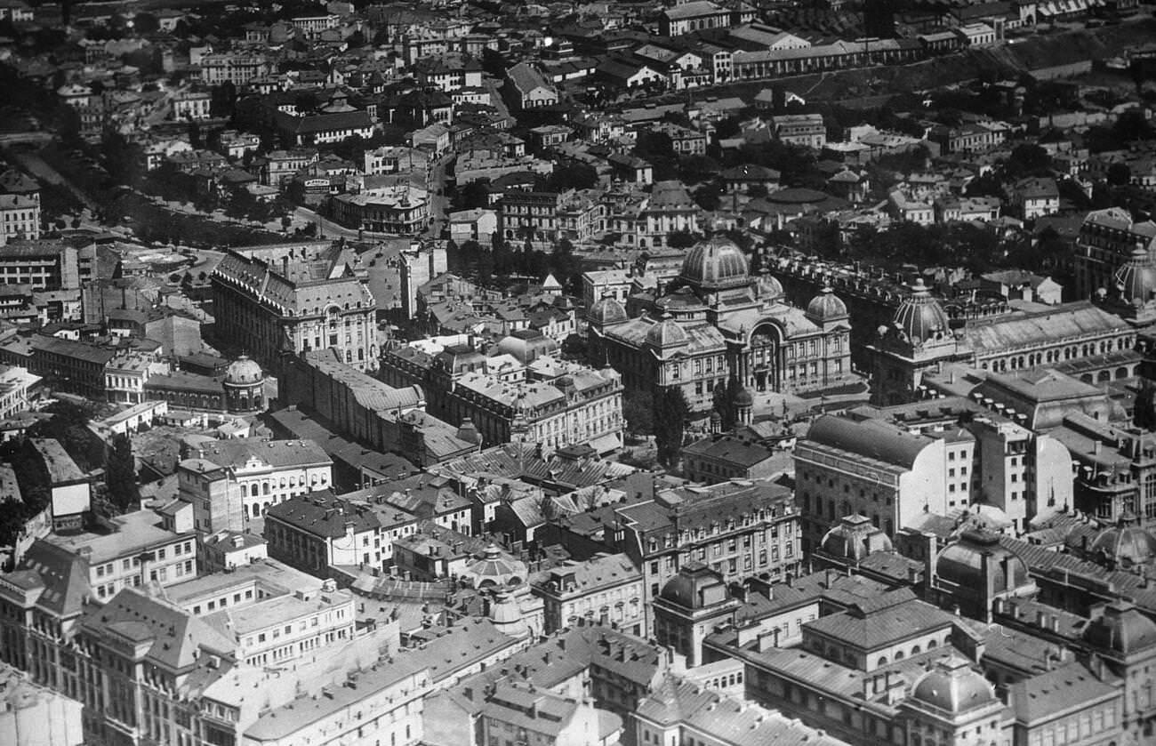 #27 Romania , Bucharest . An aerial view showing the section of the city between the central post office ( left ) and the river Dambovitsa, 1920s