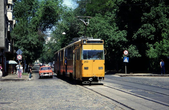 #29 V3A-93 tram on route 32 in Bucharest, 1990s