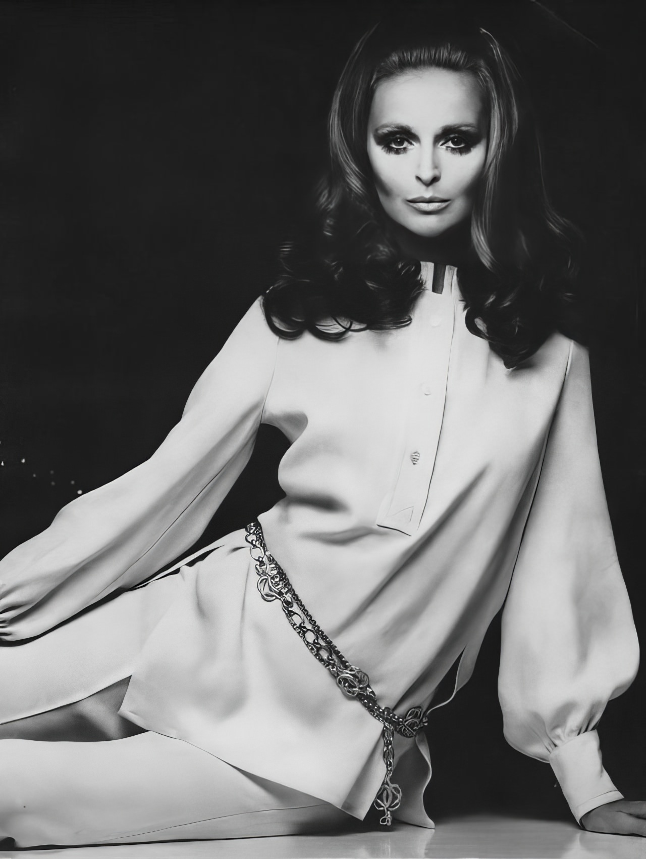 #27 Samantha Jones in a pink crêpe tunic and pants by Nina Ricci, Vogue, November 15, 1968.