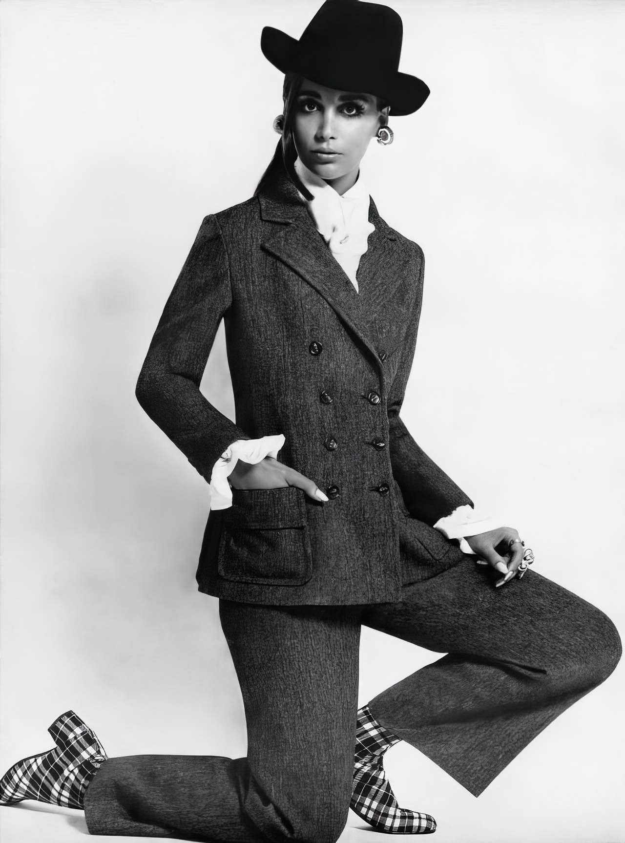 #34 Windsor Elliott in a gray wool pantsuit by Don Simonelli for Modelia, Vogue, October 15, 1968.