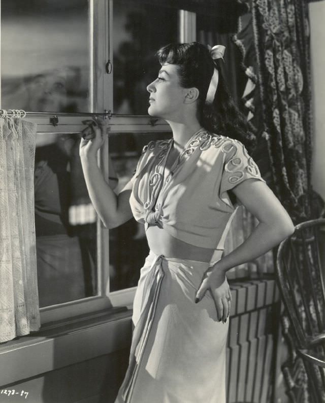 Joan Crawford’s Unforgettable Presence in “Above Suspicion” (1943) Movies