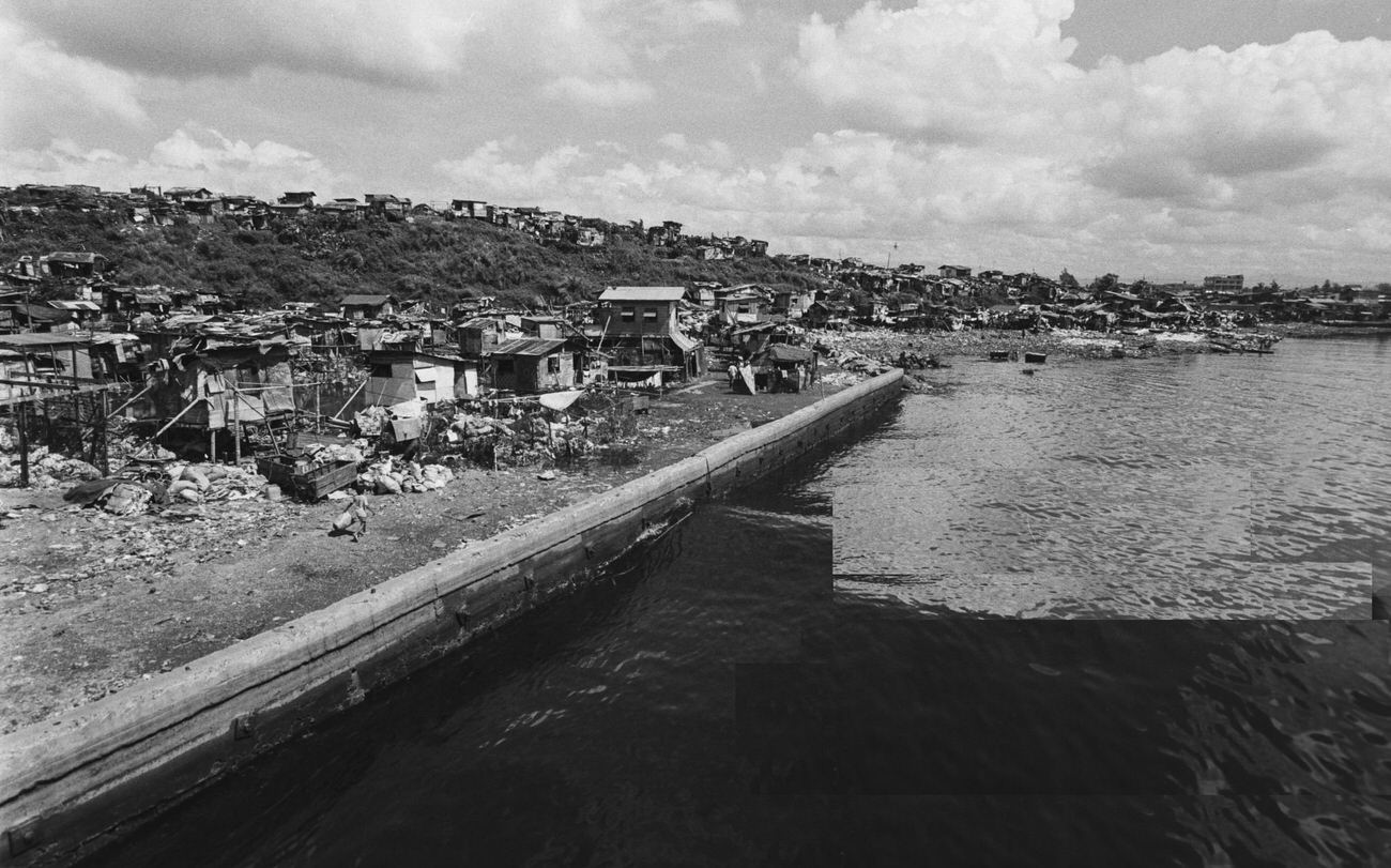 #95 Homes in the ‘Smoky Mountain’ garbage dump in Tondo, Manila, November 1987.