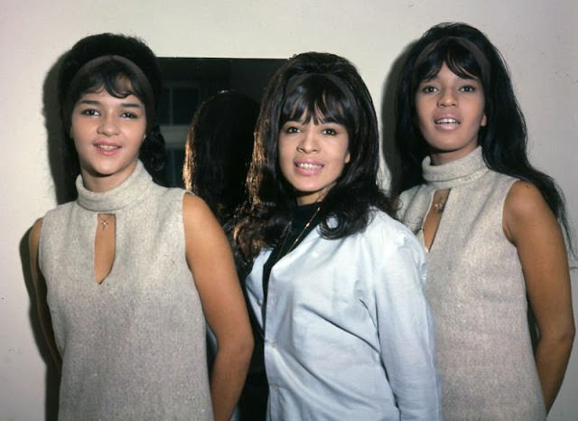 The Ronettes’ Captivating 1964 London Visit Through Beautiful Photos Music