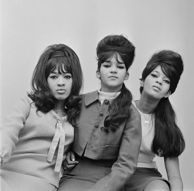 The Ronettes’ Captivating 1964 London Visit Through Beautiful Photos Music