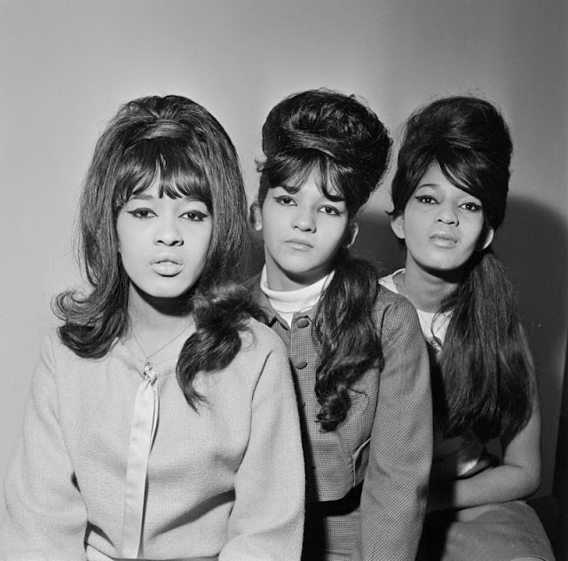 The Ronettes’ Captivating 1964 London Visit Through Beautiful Photos Music