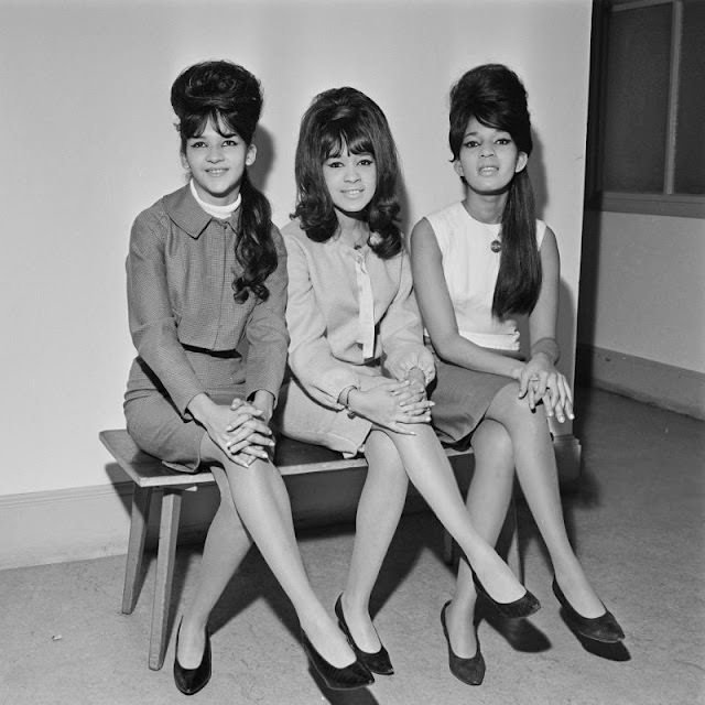 The Ronettes’ Captivating 1964 London Visit Through Beautiful Photos Music