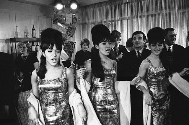 The Ronettes’ Captivating 1964 London Visit Through Beautiful Photos Music