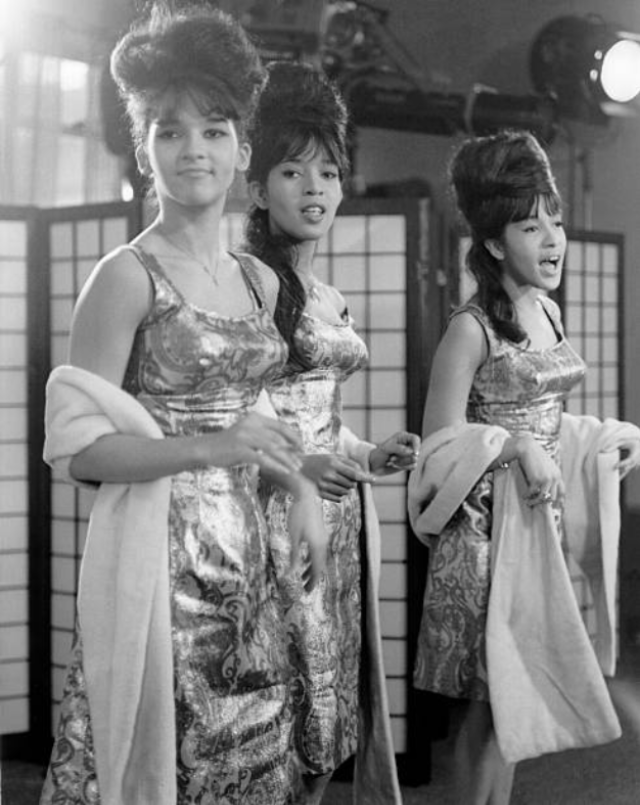 The Ronettes’ Captivating 1964 London Visit Through Beautiful Photos Music
