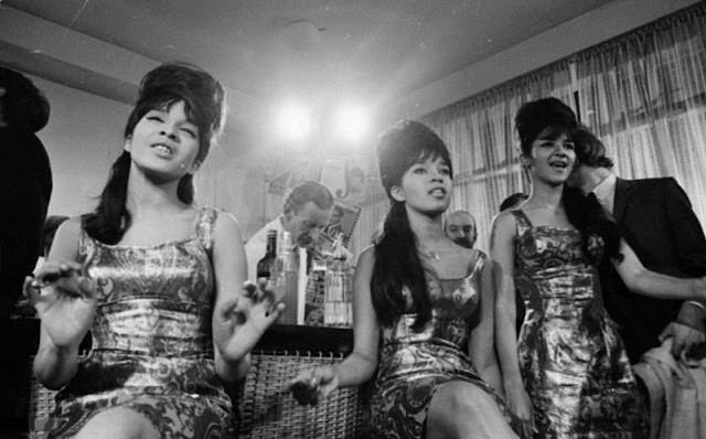 The Ronettes’ Captivating 1964 London Visit Through Beautiful Photos Music