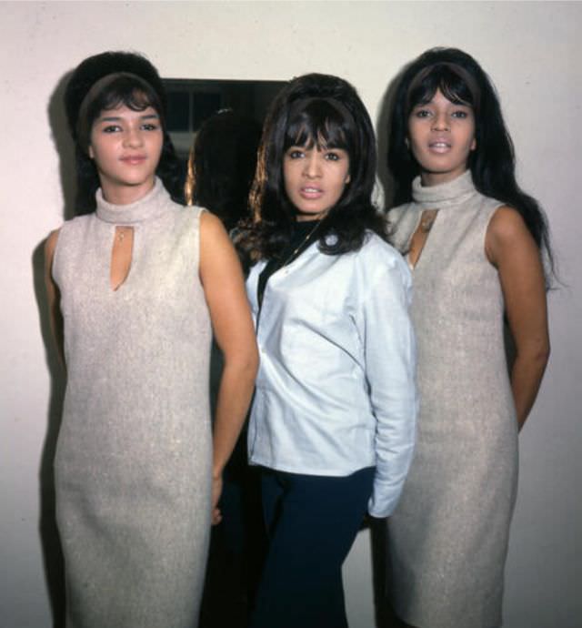 The Ronettes’ Captivating 1964 London Visit Through Beautiful Photos Music