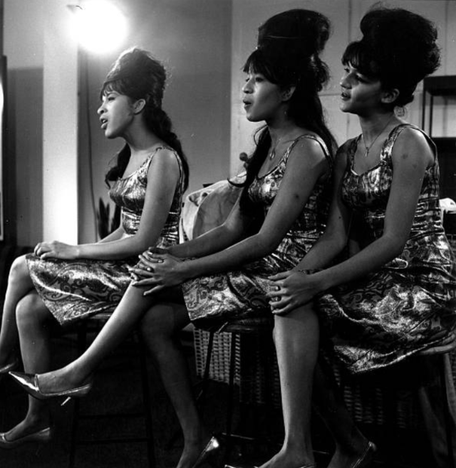 The Ronettes’ Captivating 1964 London Visit Through Beautiful Photos Music